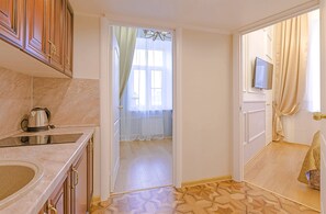 Deluxe-huoneisto, useita sänkyjä, keittiö (Aivazovsky) | Yksityinen keittonurkkaus | Jääkaappi, mikroaaltouuni, liesi, vedenkeitin