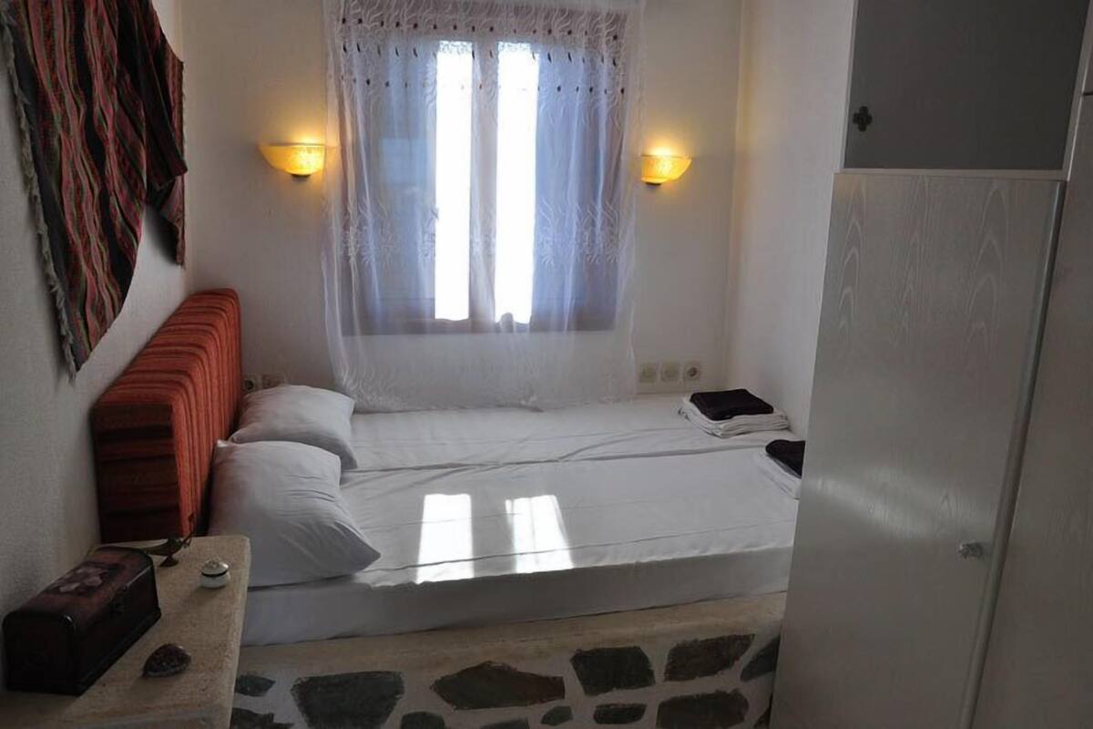 Free cots/infant beds, free WiFi