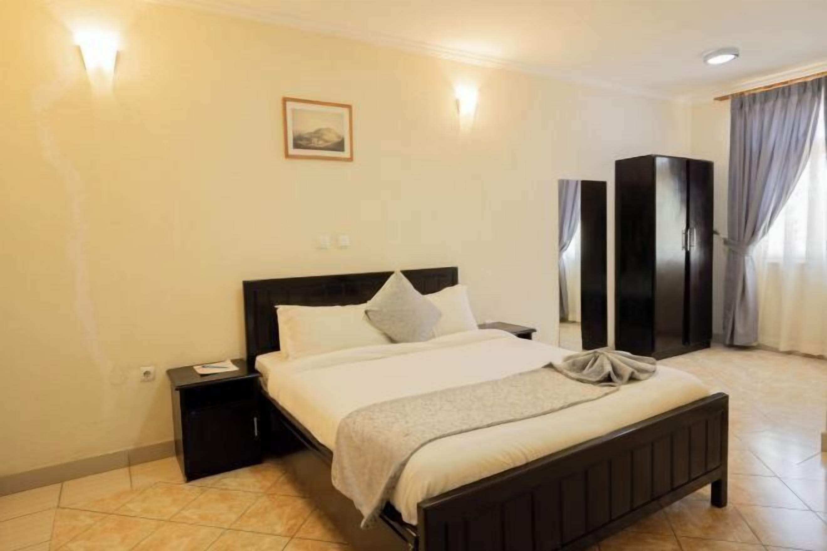 Coffres-forts dans les chambres, bureau, lits bébé (gratuits)