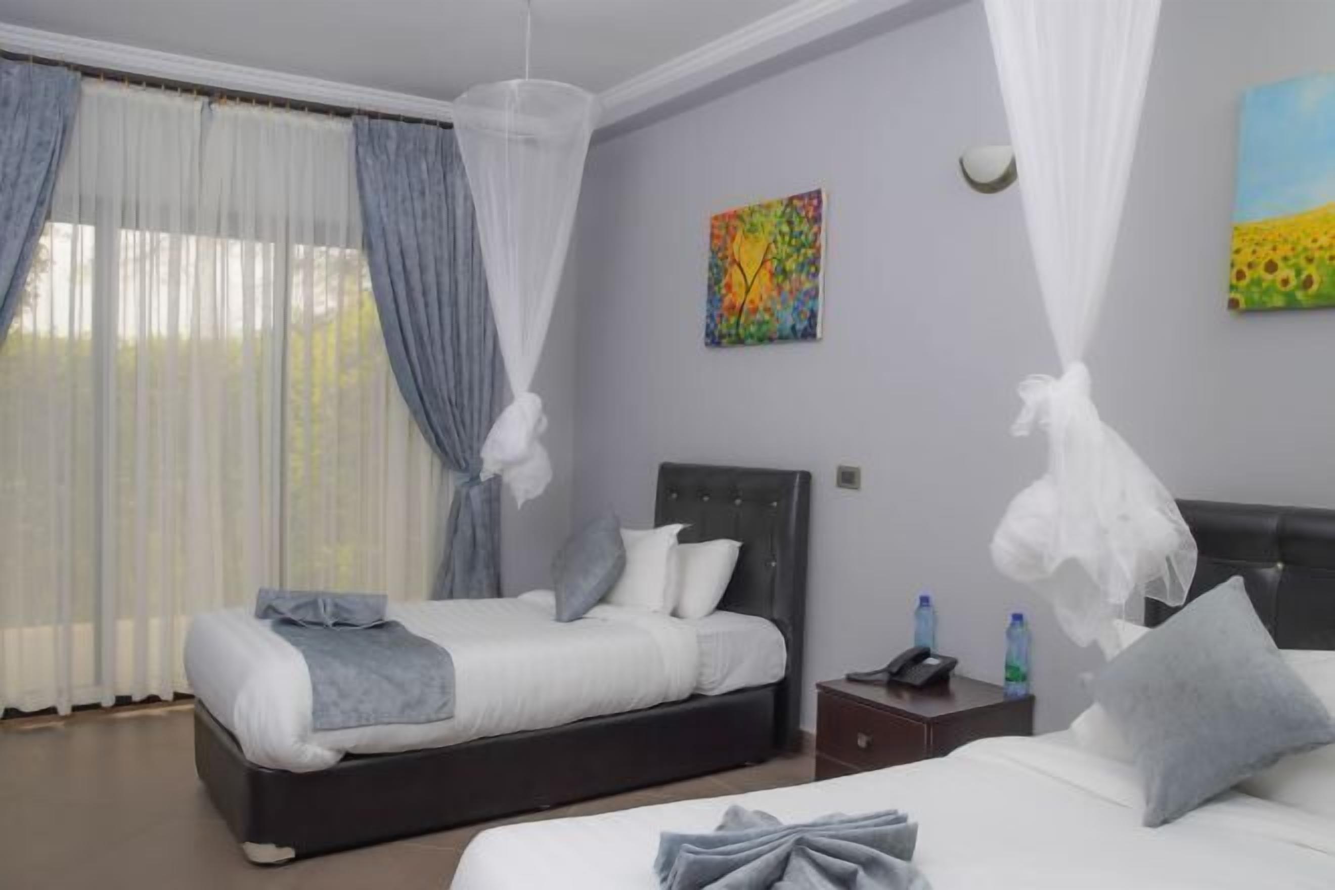 Coffres-forts dans les chambres, bureau, lits bébé (gratuits)