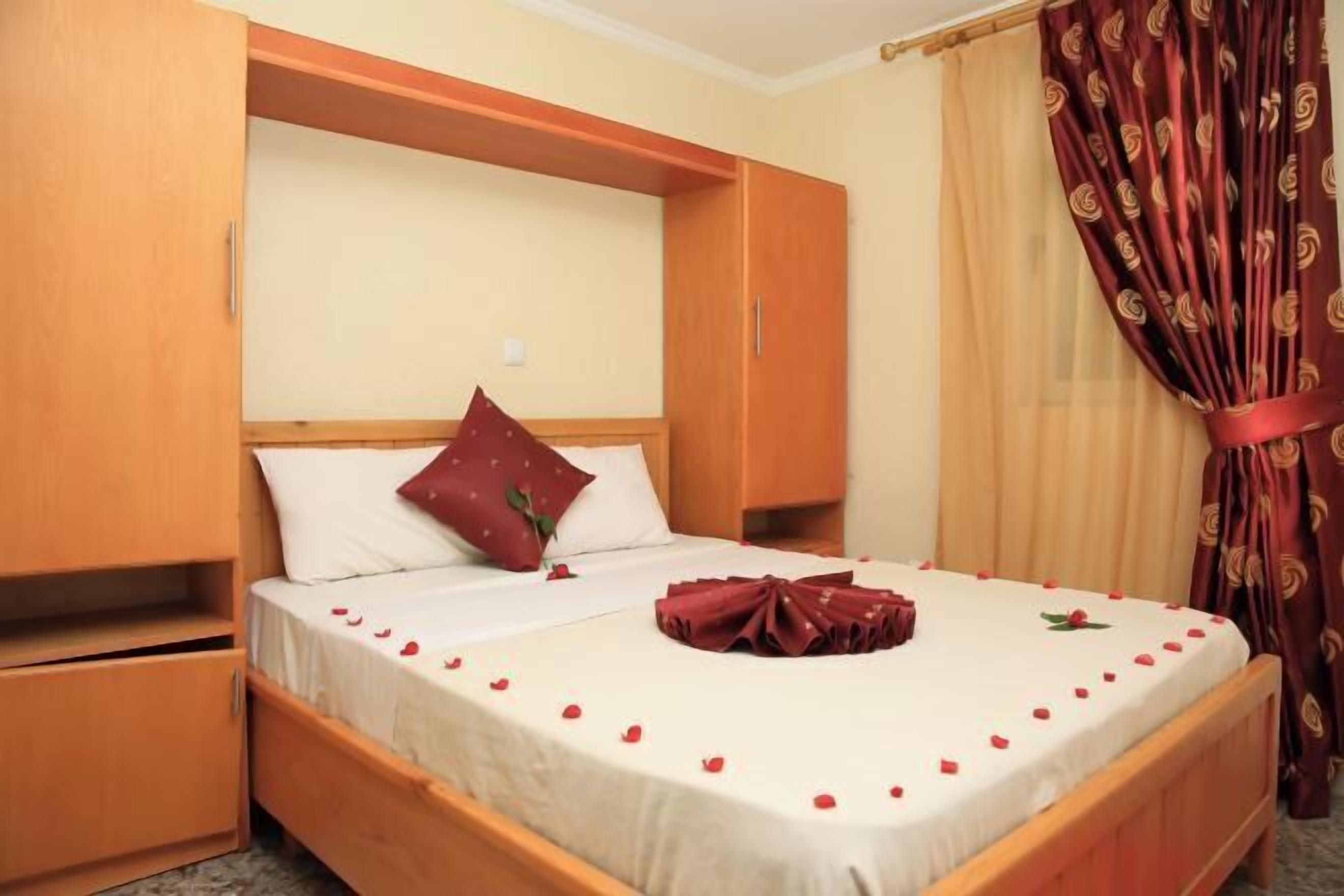 Coffres-forts dans les chambres, bureau, lits bébé (gratuits)