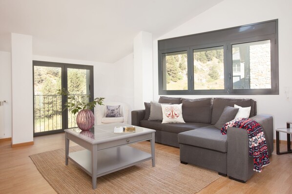 Apartment, 3 Schlafzimmer | Wohnzimmer | 20-Zoll-Flachbildfernseher mit Kabelempfang, Fernseher