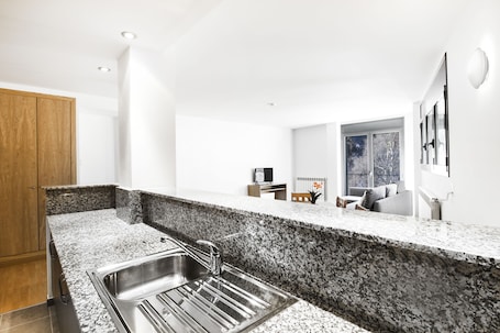 Apartamento, 2 habitaciones | Cocina privada | Frigorífico grande, microondas (previa solicitud) y horno. Font del Ferro Apartaments