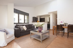 Apartamento, 3 habitaciones | Sala de estar | Televisión de pantalla plana de 20 pulgadas con canales por cable