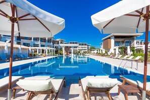 Seasonal outdoor pool - Apolonia Resort (Sozopol)