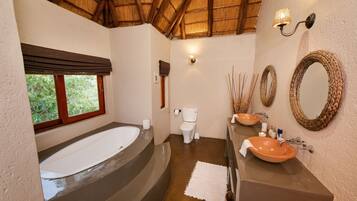 Honeymoon Suite | Bilik Mandi | Tab mandi dan pancuran berasingan, kelengkapan dandanan diri percuma