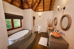 Honeymoon Suite | Bilik Mandi | Tab mandi dan pancuran berasingan, kelengkapan dandanan diri percuma 