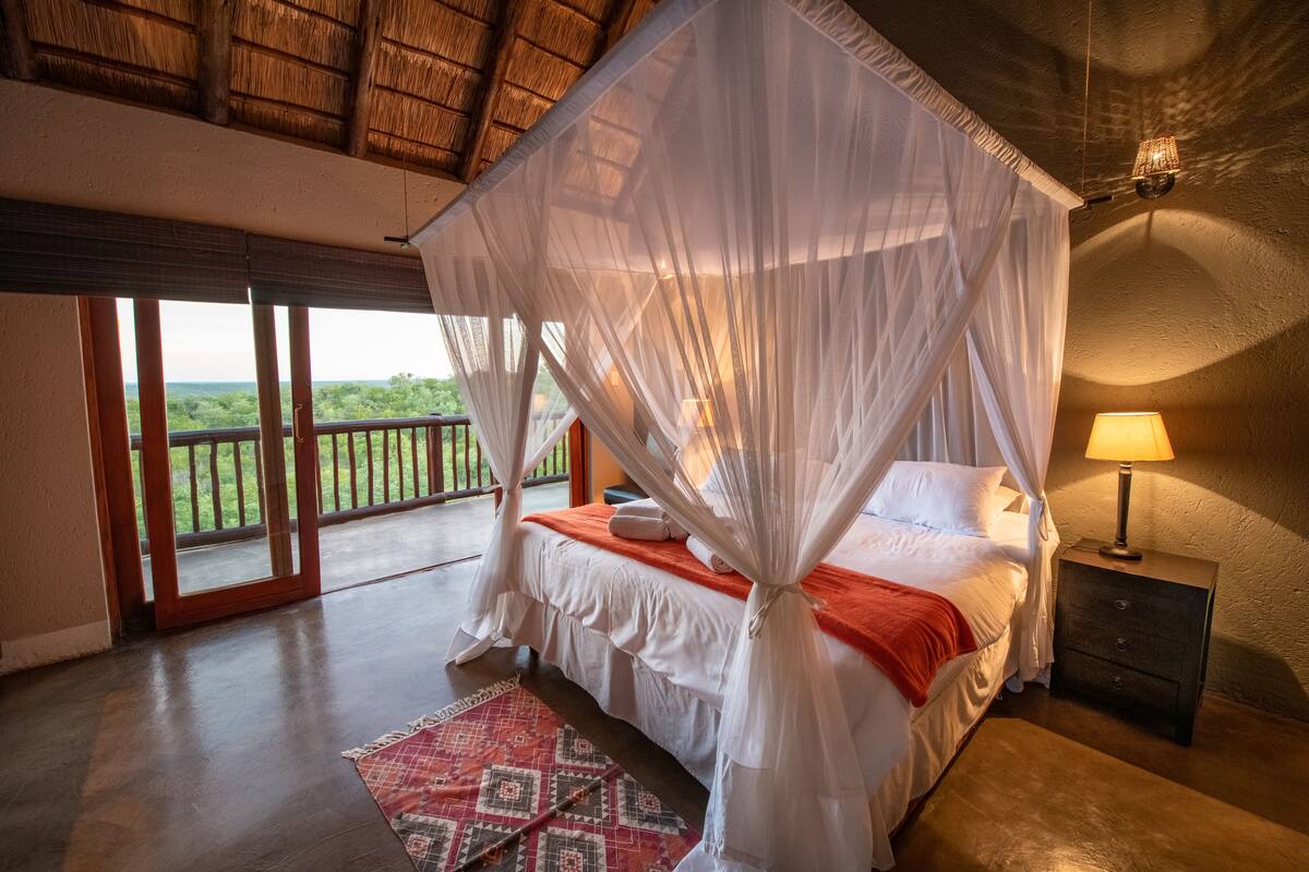 Honeymoon Suite | Premium bedding, desk, iron/ironing board, WiFi (free)