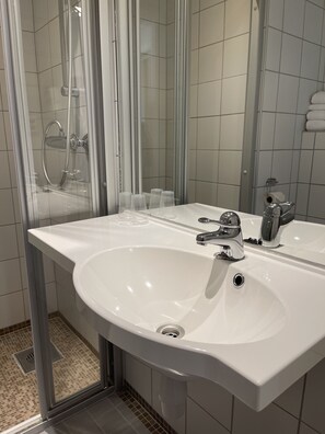 Dusj, toalettartikler (inkludert) og håndklær