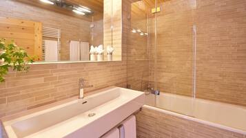Badewanne, Haartrockner, Bademäntel, Handtücher