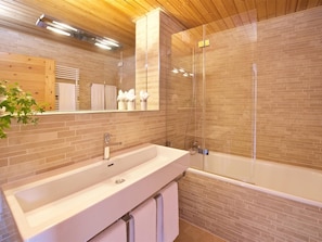 Baignoire, séchoir à cheveux, peignoirs, serviettes fournies