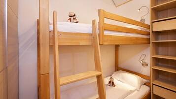 Premium bedding, desk, cots/infant beds, free WiFi