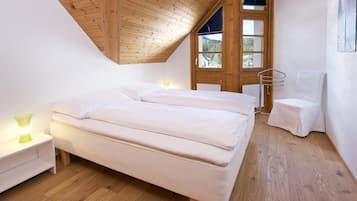 Premium bedding, desk, cots/infant beds, free WiFi