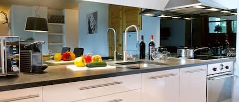 Full-sized fridge, oven, stovetop, dishwasher