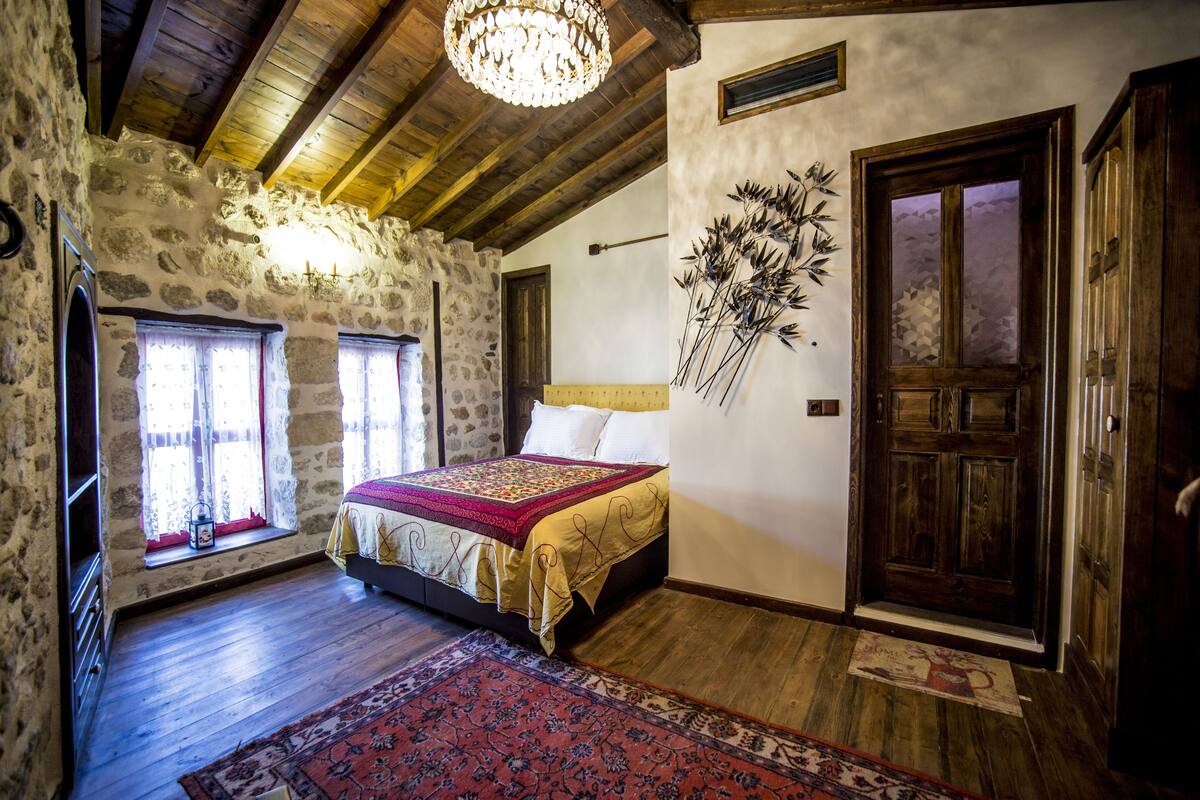 Deluxe Room | Desk, iron/ironing board (on request), WiFi (free)