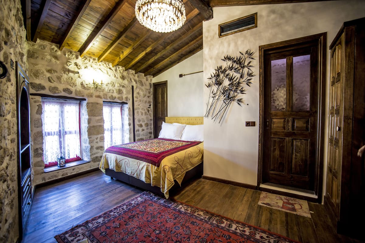 Deluxe Room | Individually decorated, individually furnished, desk, iron/ironing board