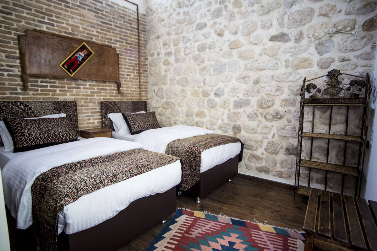 Standard Room | Desk, iron/ironing board (on request), WiFi (free)