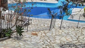 Piscine extérieure, chaises longues