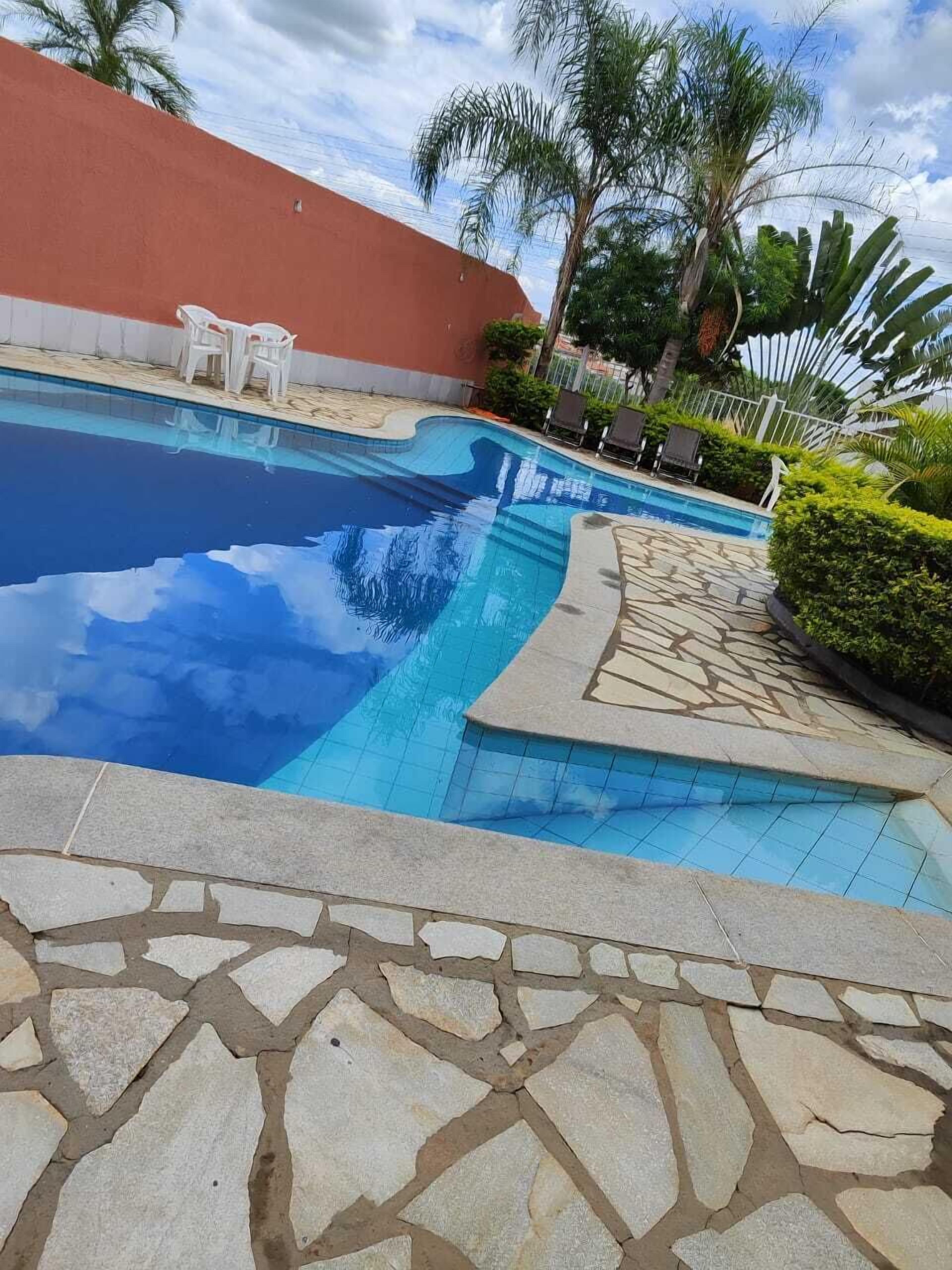 حمّام سباحة خارجي، مقاعد للتشمس