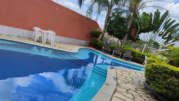 Piscina externa, espreguiçadeiras