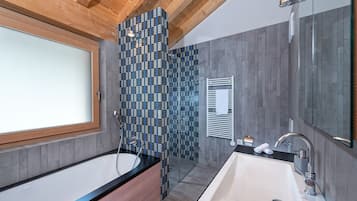 Deluxe Apartment, Accessible, Private Bathroom | Bathroom