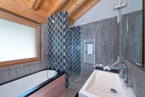 Deluxe Apartment, Accessible, Private Bathroom | Bathroom | Hair dryer, towels - Turrabuel (Churwalden)