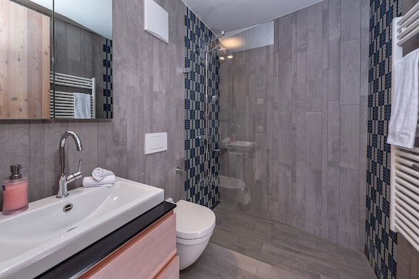 Appartement Supérieur, accessible aux personnes à mobilité réduite (Maisonette) | Salle de bain