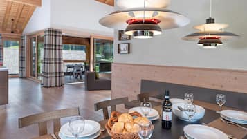 Deluxe Apartment, Accessible, Private Bathroom | Dining