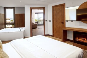 Suite studio exécutive, 1 lit double, baignoire à remous, vue sur la mer | Minibar, coffre-fort, système d’insonorisation