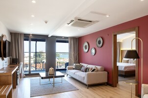 Iskele Suite Room | Minibar, in-room safe, soundproofing, iron/ironing board