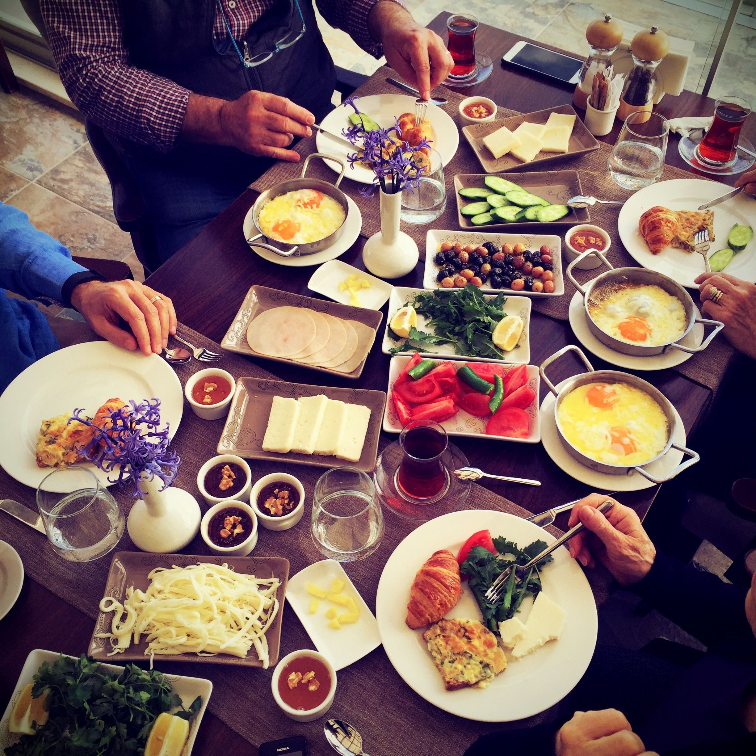 Desayuno con opciones de la cocina local incluido todos los días 
