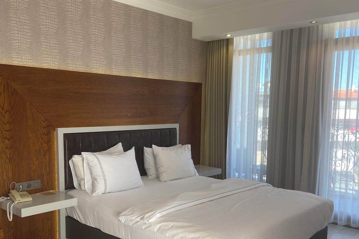 Junior Room | Minibar, in-room safe, soundproofing, iron/ironing board