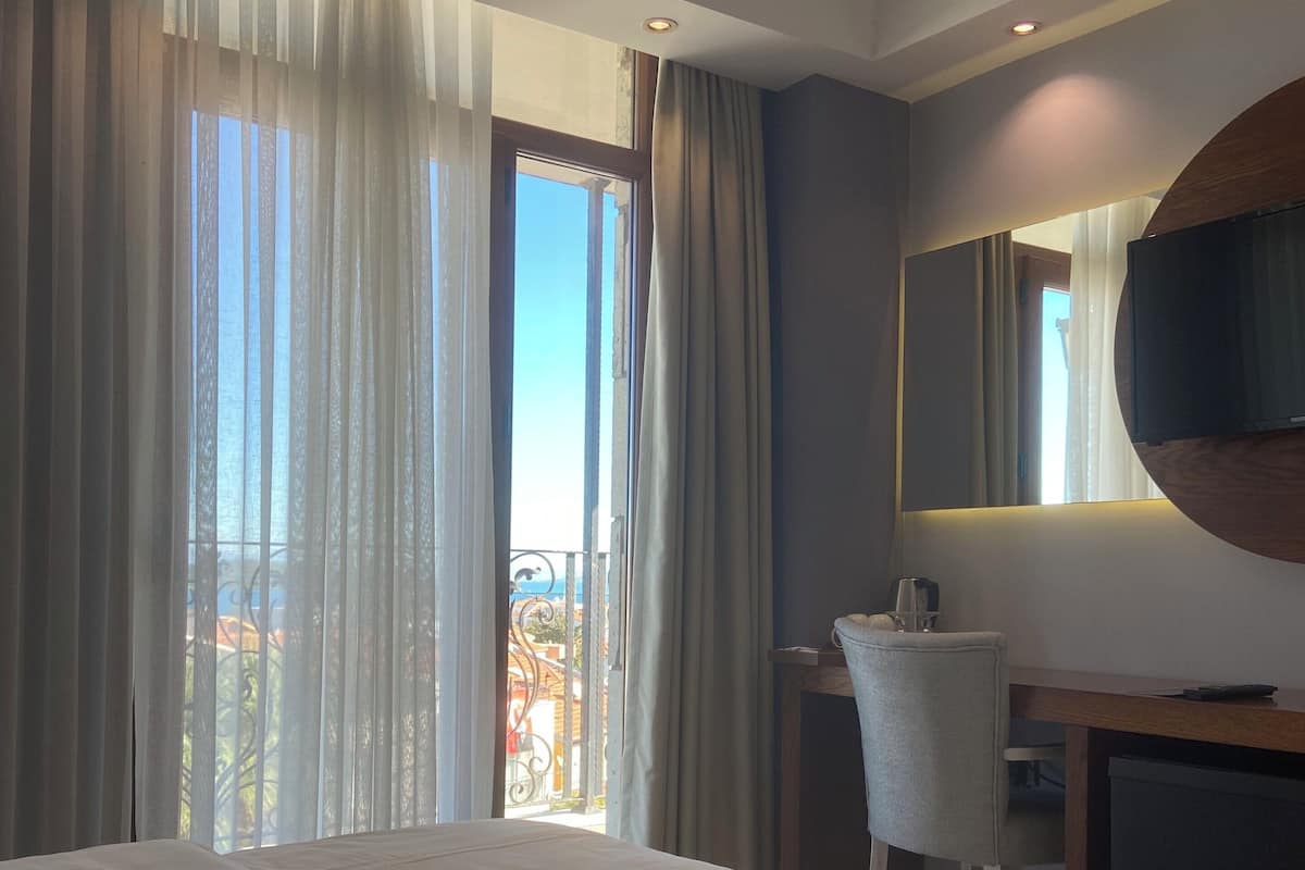 Junior Room, 1 Double Bed | Minibar, in-room safe, soundproofing, iron/ironing board