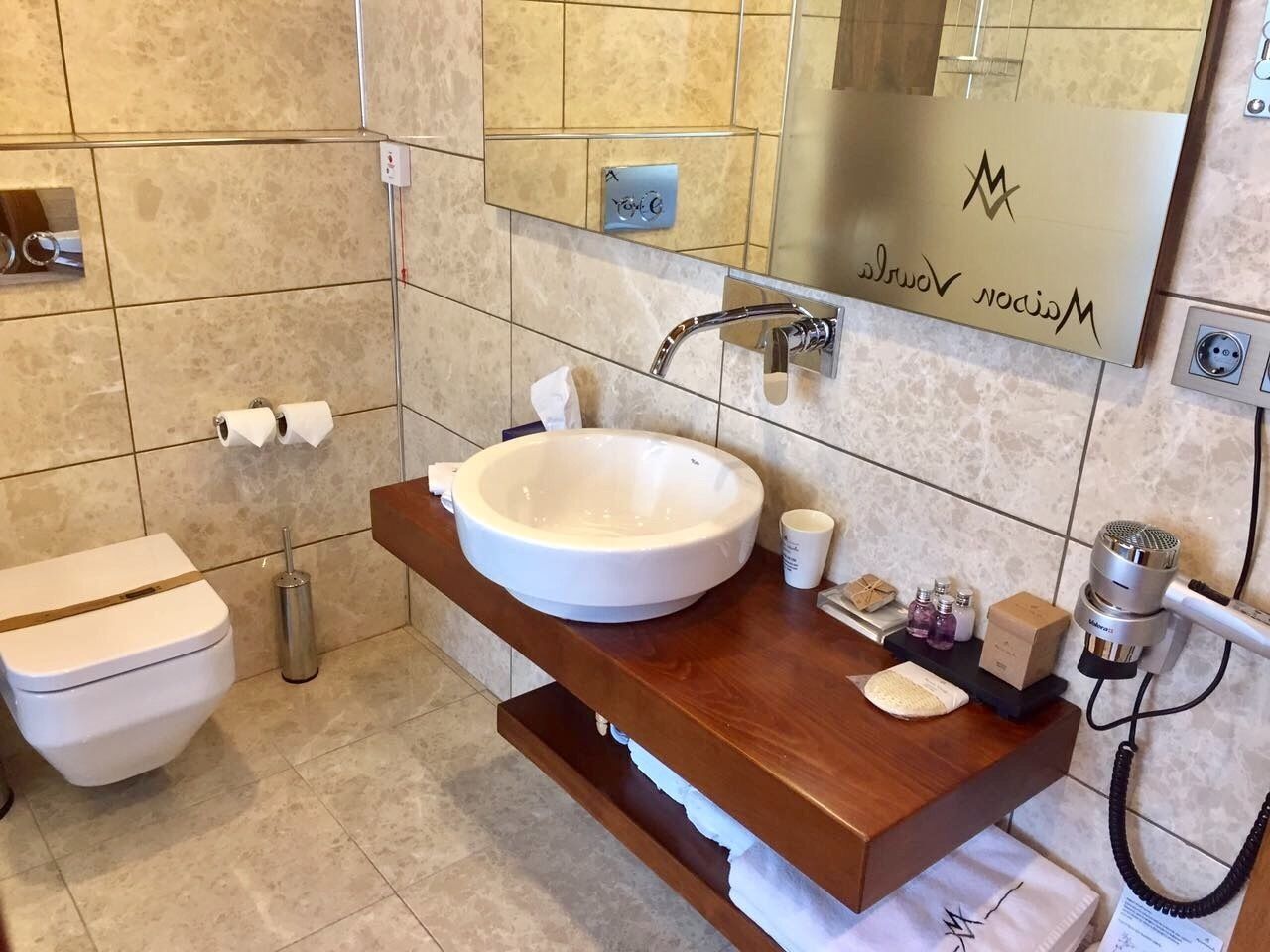 deluxe room, 1 queen bed | 1 bedroom, minibar, in-room safe, soundproofing