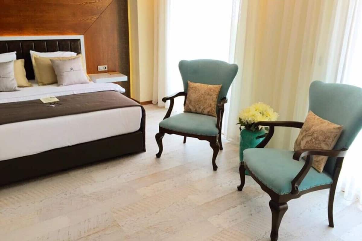 Superior Room | Minibar, in-room safe, soundproofing, iron/ironing board