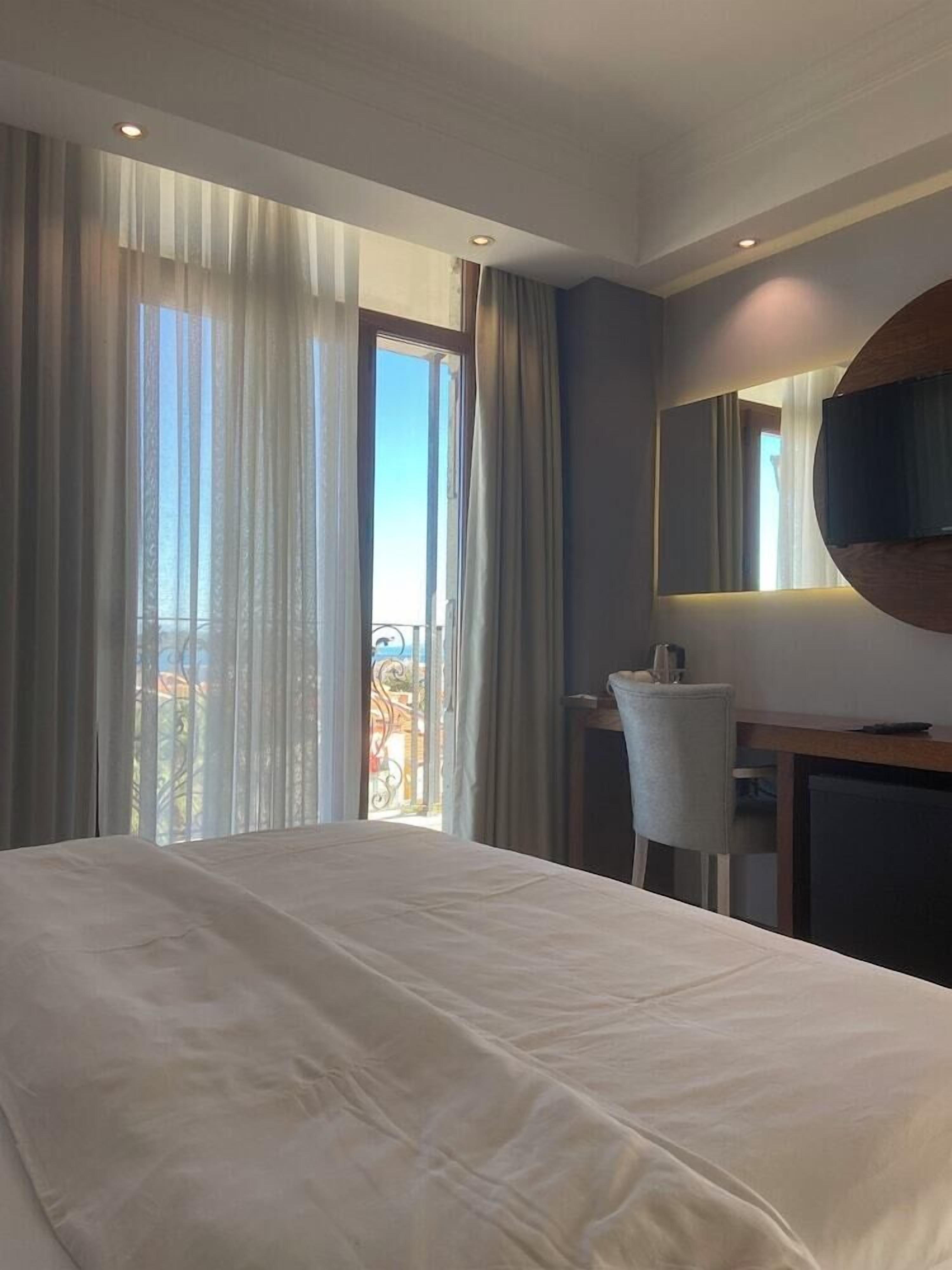 Minibar, in-room safe, soundproofing, iron/ironing board