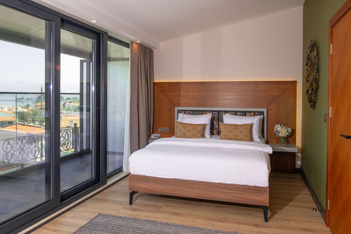 Deluxe Room with Sea View | Minibar, in-room safe, soundproofing, iron/ironing board
