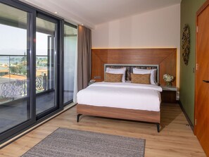 Deluxe Room with Sea View | Minibar, in-room safe, soundproofing, iron/ironing board - Maison Vourla Hotel (Urla)