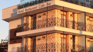 A hotel with a restaurant, cafe, and bar on the upper floor. - Maison Vourla Hotel (Urla)