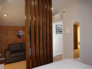 Blackout drapes, free WiFi, bed sheets