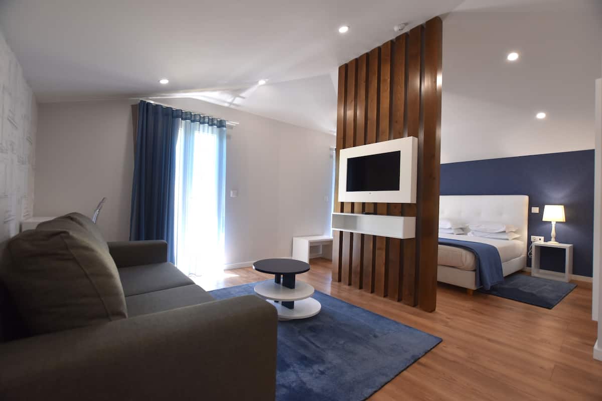 Suite Junior, vista mare | Area soggiorno | TV a schermo piatto