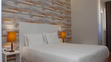 Habitación triple básica | Cortinas opacas, wifi gratis, ropa de cama
