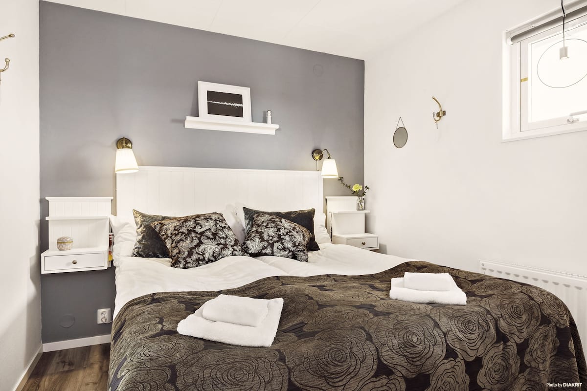 2 bedrooms, pillowtop beds, individually decorated