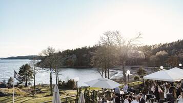 Melayani sarapan, makan siang, makan malam; sajian masakan lokal