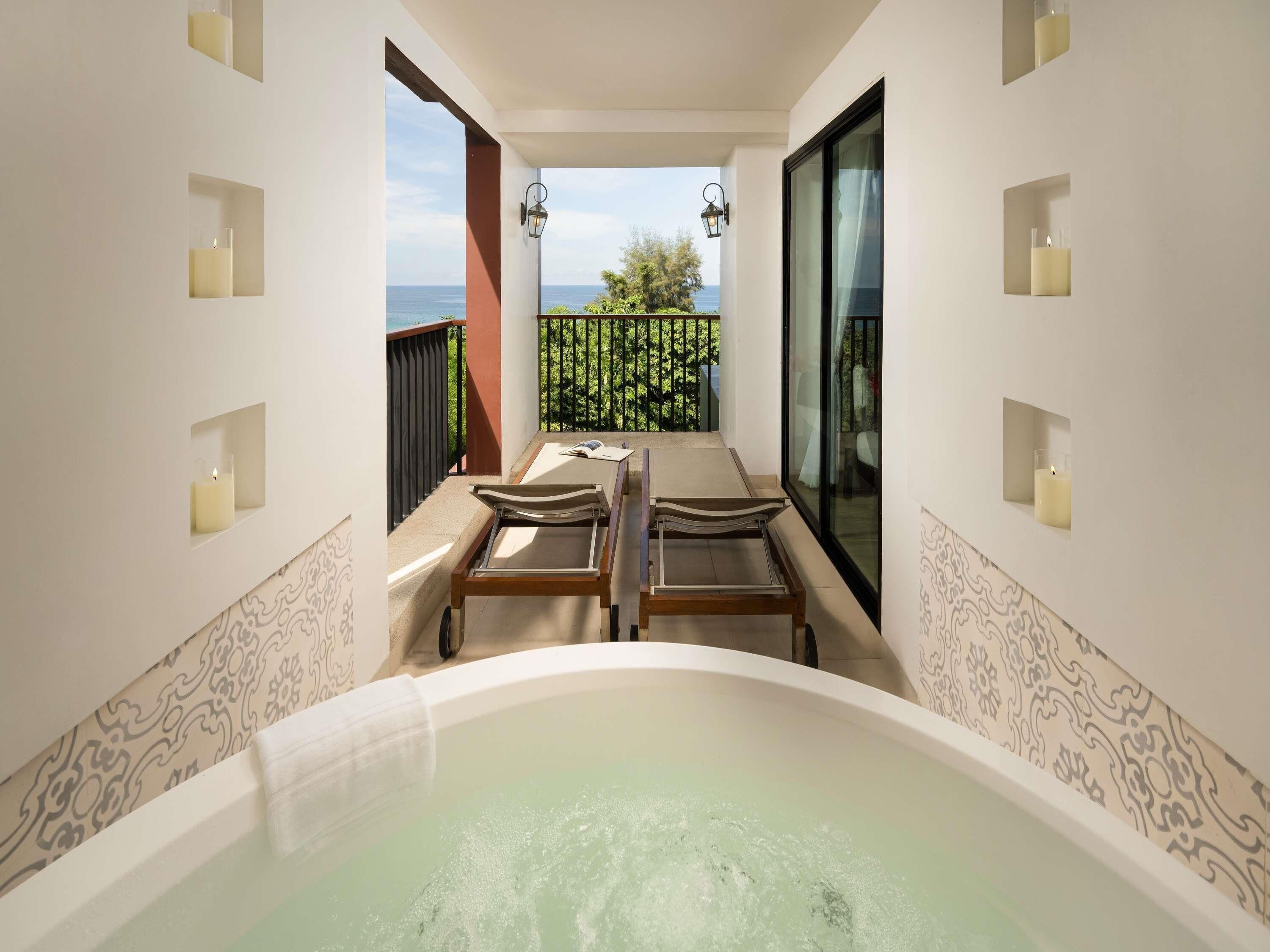ห้องดีลักซ์สวีท, เตียงคิงไซส์ 1 เตียง, วิวทะเล (Whirlpool bath) | เครื่องนอนระดับพรีเมียม, ผ้านวมขนเป็ด, มินิบาร์, ตู้นิรภัยในห้องพัก