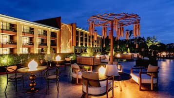 3 bars/lounges, swim-up bar, poolside bar