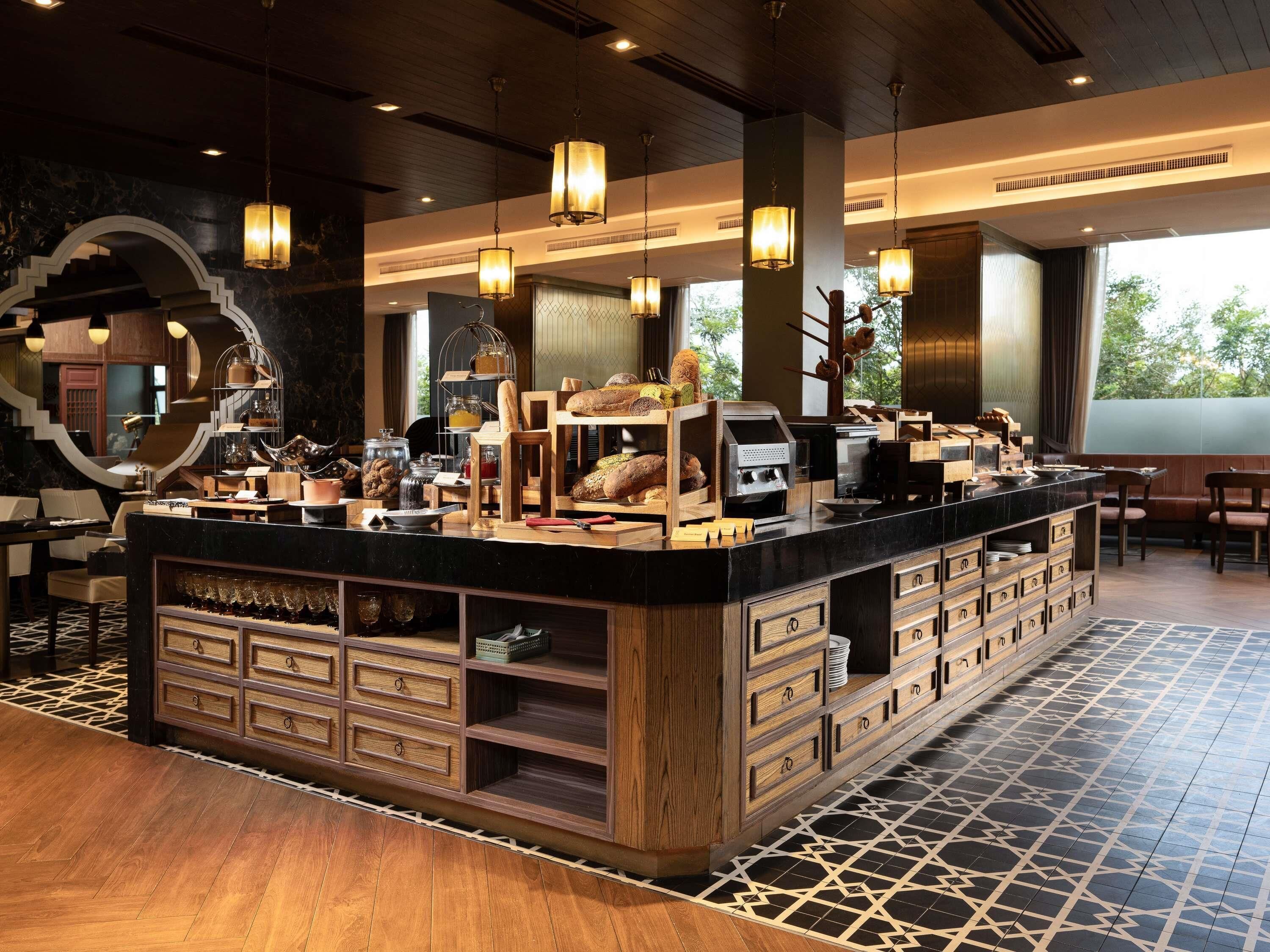 3 restaurantes, se sirve desayuno, cocina local e internacional 