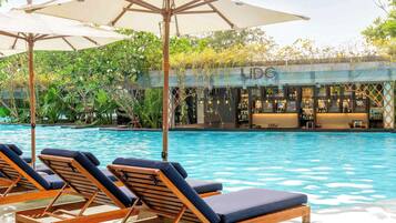 3 bars/lounges, swim-up bar, poolside bar