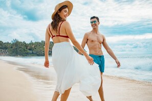 A beach scene with a sandy shore and ocean waves. - Avista Grande Phuket Karon - MGallery (Karon)