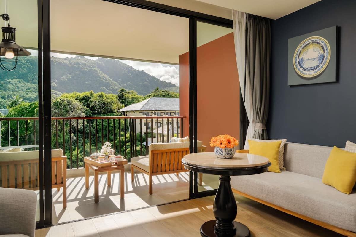 Deluxe kamer, 1 kingsize bed, balkon, uitzicht op bergen | 1 slaapkamer, luxe beddengoed, donsdekens, een minibar